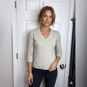 Banana Republic Petites Medium 100% Merino Wool Gray V-Neck Rib Sweater Top PM